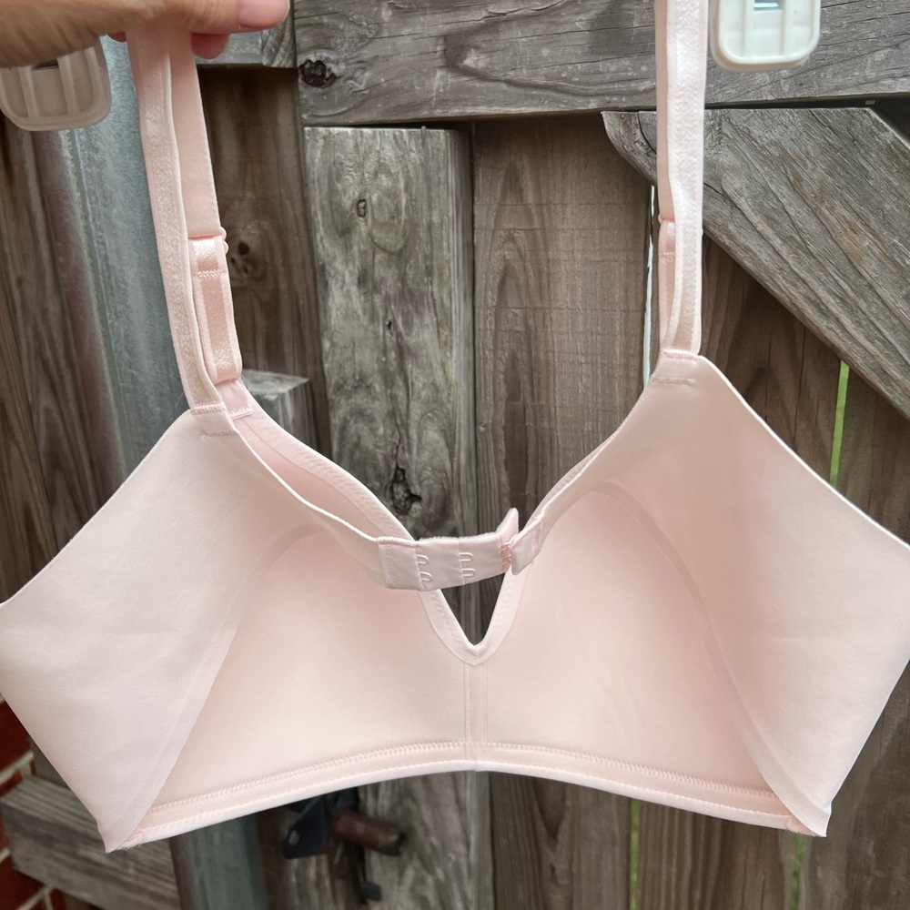 👗Warner’s blissful benefits pink bra - Picture 2 of 6
